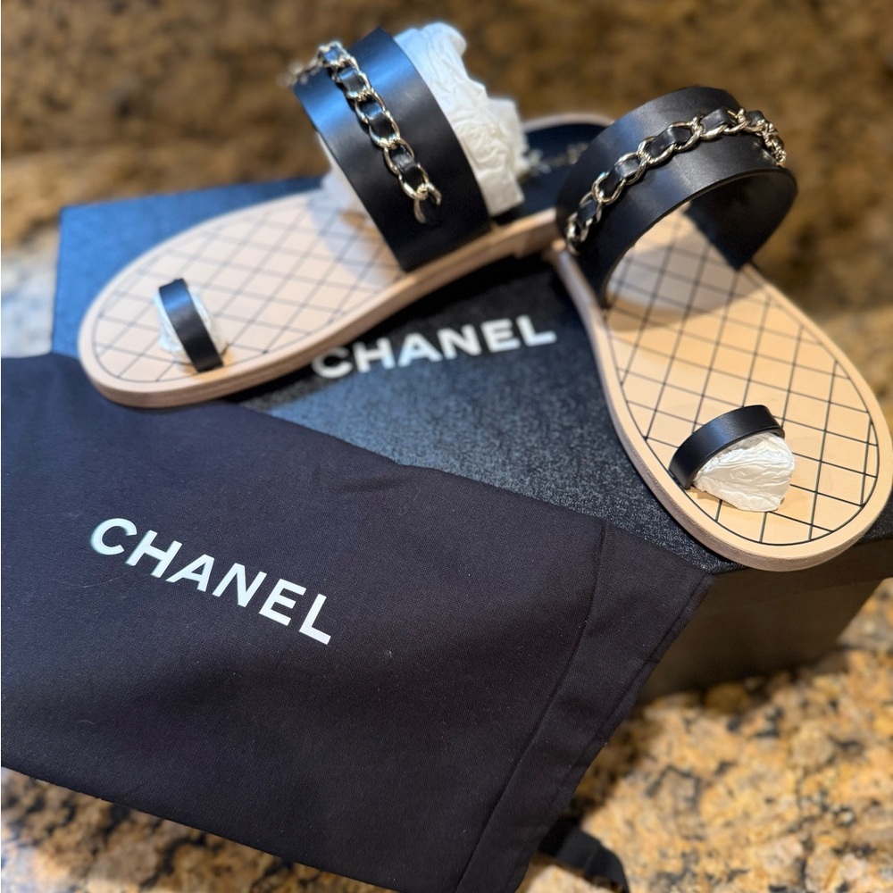 CHANEL Black leather Sandals with iconic chain trim